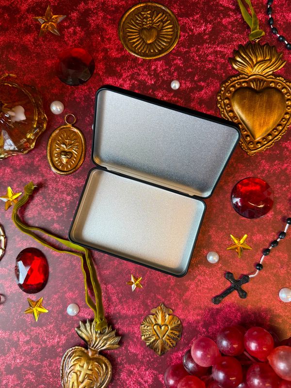Sacred Hearts Tin